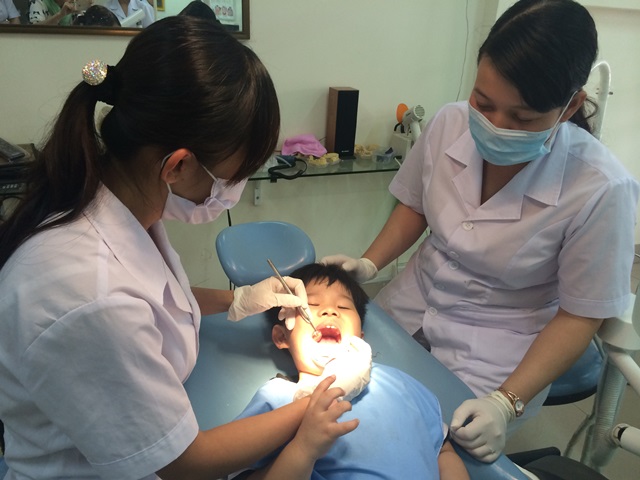 Thăm khám răng miệng định kỳ là cách để kiểm soát quá trình mọc răng của trẻ